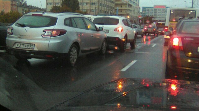 На Ленинском проспекте из-за ДТП образовалась пробка в сторону гостиницы 