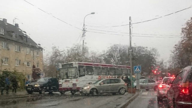 На перекрёстке ул. Гагарина и Орудийной из-за аварии с автобусом образовались пробки (фото)