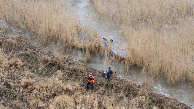 Пошли третьи сутки поисков пропавших в Куршском заливе рыбаков 