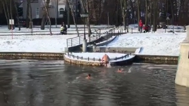 Трое калининградцев совершили заплыв на Верхнем озере (видео)