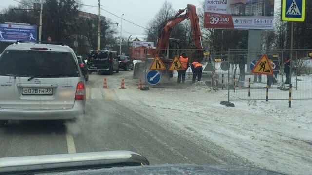 Возле Дома Советов из-за ремонта сетей коммуникации образовались пробки (фото)