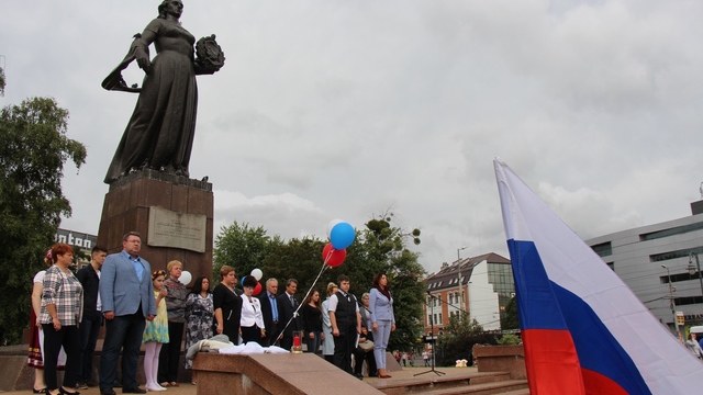 Рисунки и воздушные шары: калининградцы почтили память жертв теракта в Беслане