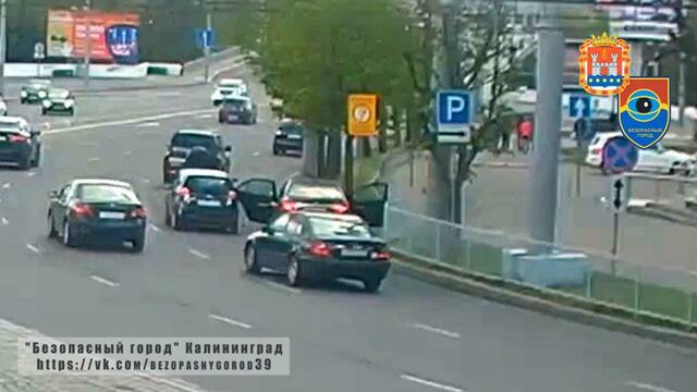 На Ленинском проспекте у остановившейся под знаком 