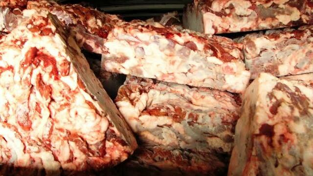 Поляк пытался ввезти в Калининградскую область под капотом центнер запрещённого мяса 