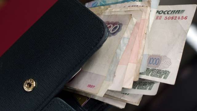 В правительстве РФ опровергли повышение зарплат чиновников почти на 40%