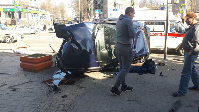  На перекрёстке Моспроспекта с ул. Грига Audi пробила ограждение и перевернулась (фото, дополнено)