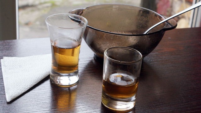 В правительстве РФ подсчитали, сколько фальсифицированного коньяка пьют россияне