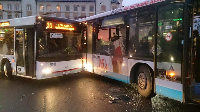 В районе площади Победы столкнулись два рейсовых автобуса (фото) 