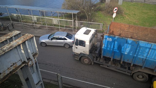 Из-за ДТП с грузовиком в районе двухъярусного моста в Калининграде образовались пробки 