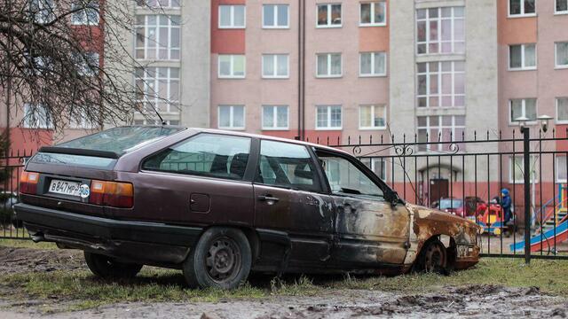 В Калининграде сотрудники ГИБДД эвакуируют бесхозные машины