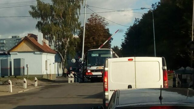 Нырнул под шлагбаум: на ул. Нарвской пассажирский автобус проехал на красный через ж/д переезд (фото)