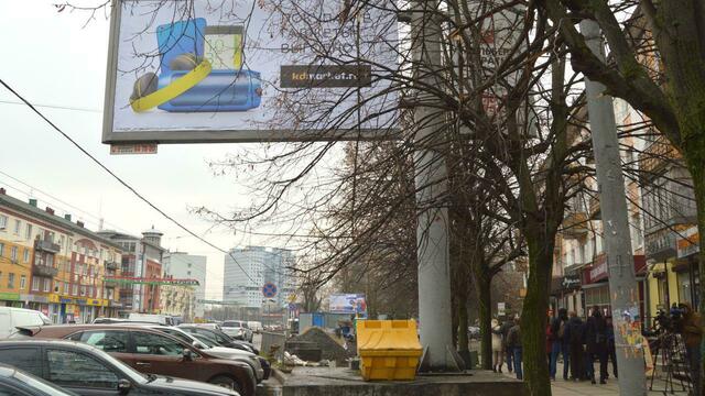 Основание рекламного баннера на Ленинском проспекте превратят в скамейку (фото)