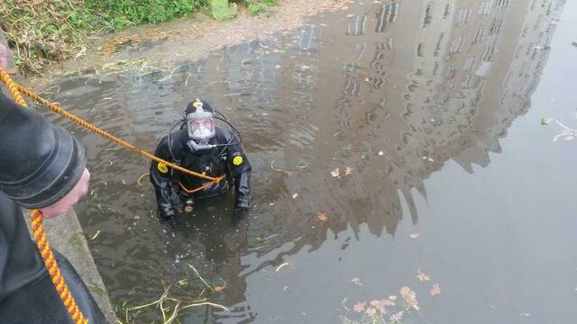 В Калининграде водолазы МЧС расчистили канаву, чтобы спасти микрорайон от потопа