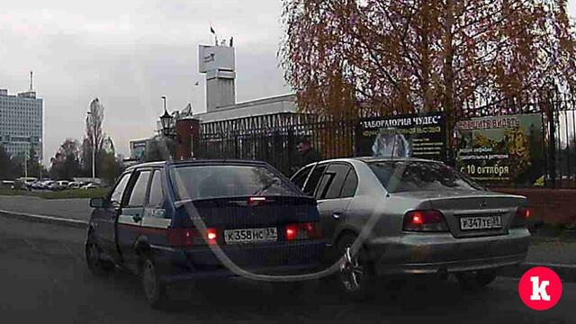 В Калининграде на ул. Клинической в аварию попала машина Почты России (видео)