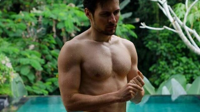 Павел Дуров разделся в Instagram и запустил флешмоб #PutinShirtlessChallenge