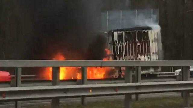 На Приморском кольце под Калининградом загорелся грузовой фургон (видео, дополнено)