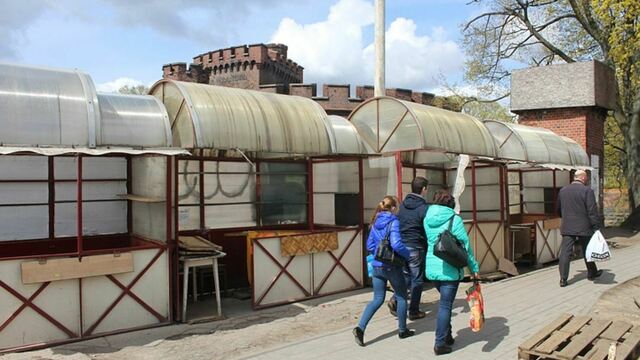 Убранные от Музея янтаря торговые палатки перенесли к башне Врангеля 