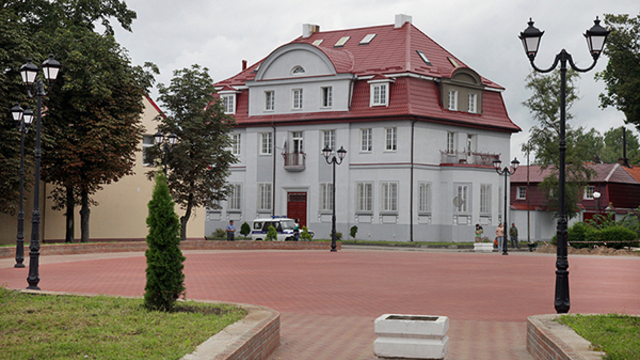 В Славске на средства областного бюджета отремонтировали освещение и пешеходные дорожки