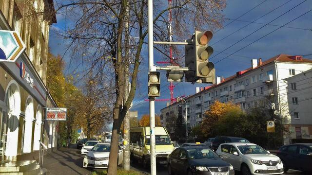 В центре Калининграда больше недели у светофора одновременно горит красный и зелёный сигнал (фото)