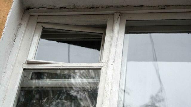 Цеплялся за подоконник: ночью калининградец выпал из окна второго этажа 