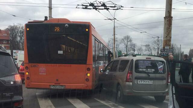 Из-за ДТП с автобусом на перекрёстке Борзова — Леонова образовались пробки