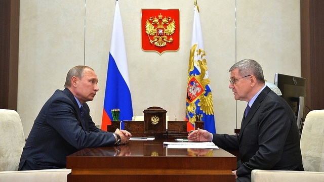 Чайка доложил Путину о 15 уголовных делах против чиновников, злоупотребивших служебным положением