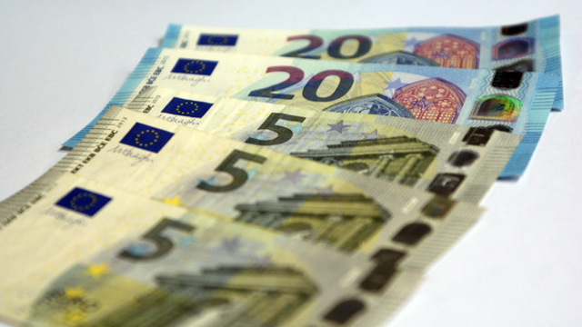 Евро и доллар подешевели до показателей лета 2015 года 