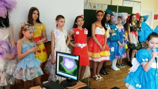 В Гурьевске школьницы сшили одежду из бытовых отходов (фото)
