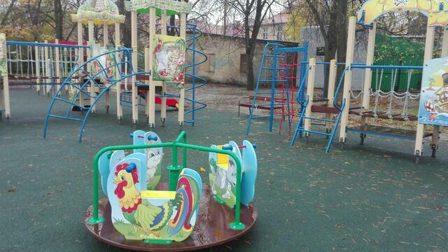 Подрядчика оштрафовали за срыв сроков строительства детской площадки у озера Поплавок