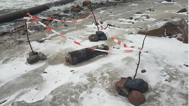 Под Янтарным на берегу обнаружили авиационную бомбу времен войны (фото)