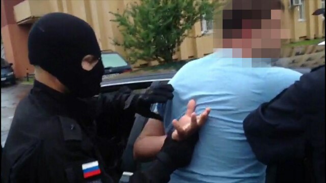 Полиция опубликовала видео задержания главы МУП Славского района, пойманного на взятке