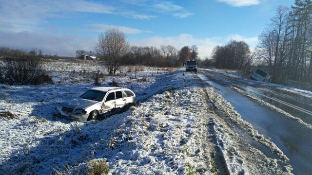 Под Полесском из-за гололёда два автомобиля съехали в кювет (фото)