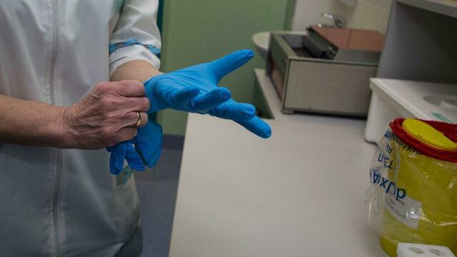 Советчанке пришлось лечить гнойный абсцесс после прокола ушей у косметолога без лицензии
