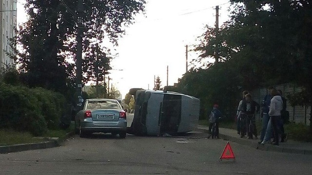 На улице Толбухина опрокинулся микроавтобус (фото)