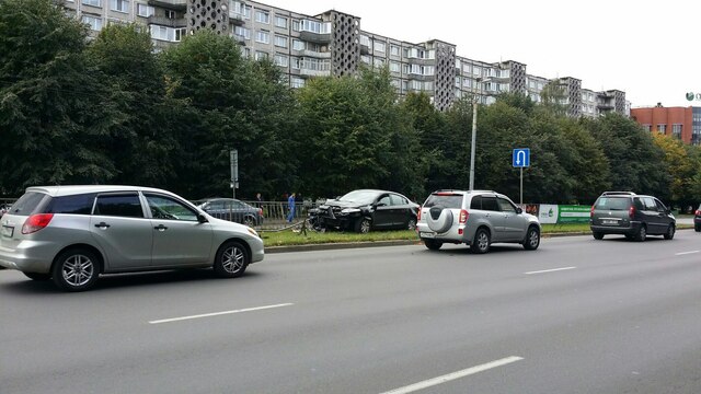 На Московском проспекте легковушка врезалась в разделительное ограждение