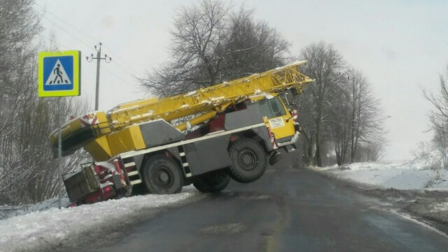 Очевидец: под Калининградом в кювет съехала автовышка (фото)