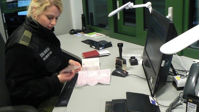 Польские пограничники задержали в Безледах россиянина с поддельными правами 