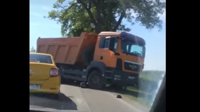 Водитель Volkswagen Passat, который столкнулся с фурой, умер по дороге в больницу