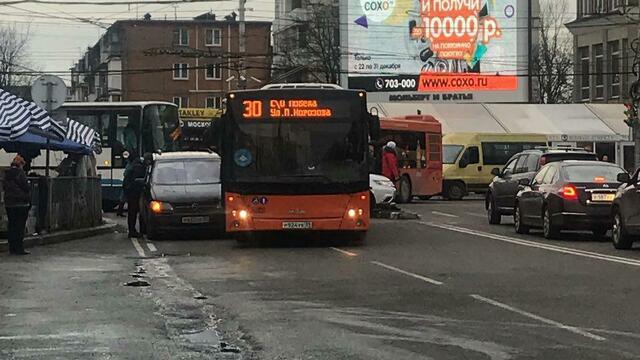 Из-за ДТП с автобусом у Центрального рынка машины едут по встречке