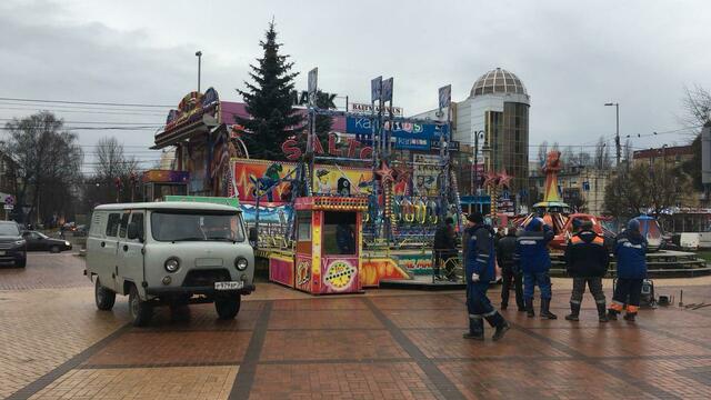 На ярмарке у Родины-матери в Калининграде разбирают аттракционы (обновлено) 