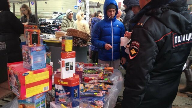 В Калининграде полицейские изъяли контрафактную пиротехнику у торговцев-нелегалов (видео)
