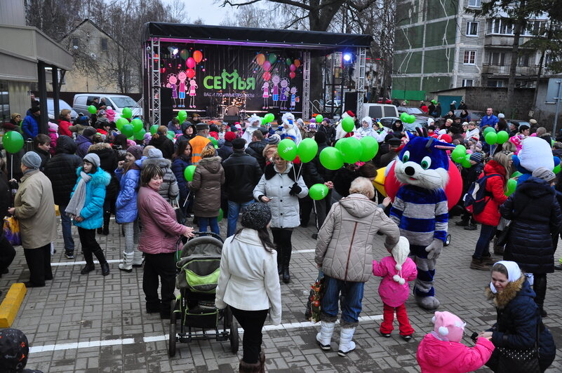 &lt;div&gt;
	&lt;span style=&quot;font-size: 12pt;&quot;&gt;От магазина к магазину универсамы Торговой сети &amp;quot;Семья&amp;quot; становятся все более интересными по дизайну, зонированию торгового зала, использованию самого передового оборудования. Это универсамы по-настоящему нового формата&lt;/span&gt;&lt;/div&gt;
