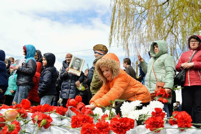 "Дедушка, это вам — за ваш за подвиг!": жители Гурьевска отпраздновали День Победы   - Новости Калининграда