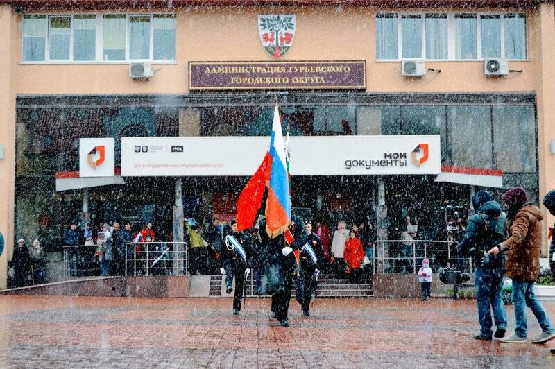 "Дедушка, это вам — за ваш за подвиг!": жители Гурьевска отпраздновали День Победы   - Новости Калининграда