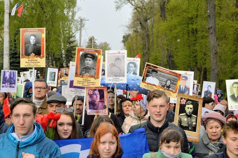 "Дедушка, это вам — за ваш за подвиг!": жители Гурьевска отпраздновали День Победы   - Новости Калининграда