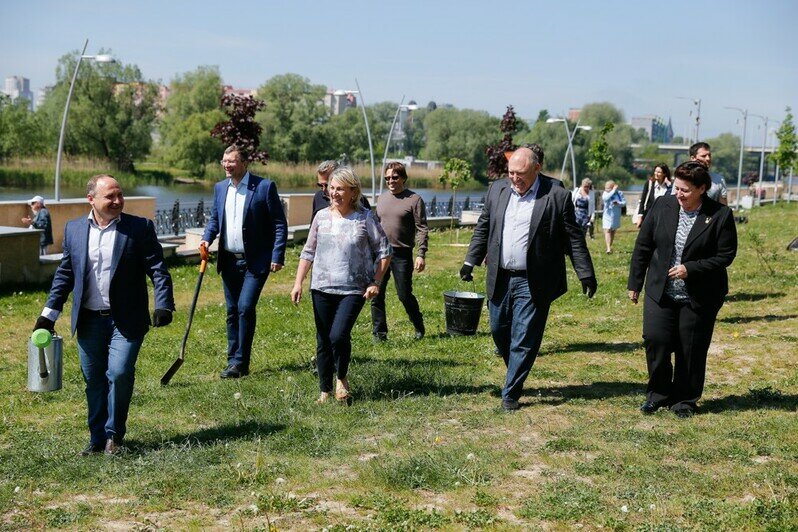 Калининградская торгово-промышленная палата подарила горожанам аллею с молодыми деревцами на набережной Трибуца - Новости Калининграда
