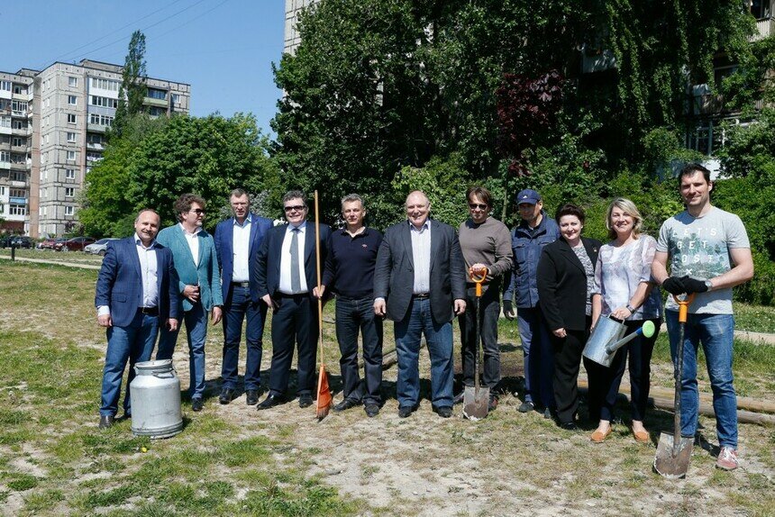 Калининградская торгово-промышленная палата подарила горожанам аллею с молодыми деревцами на набережной Трибуца - Новости Калининграда