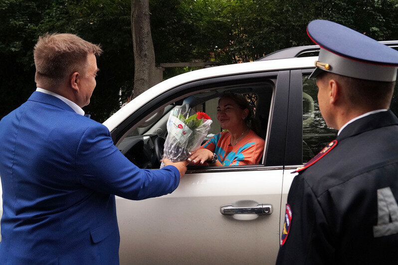 <div>
	<div>
		<strong>Сотрудники радиостанции подарили автовладельцам более тысячи живых гербер</strong></div>
</div>
<div>
	&amp;nbsp;</div>
