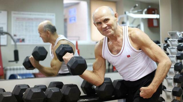 Поднимает 160 кг: калининградца дважды признали самым сильным пенсионером мира