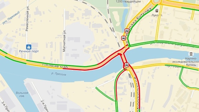 У двухъярусного моста из-за двух ДТП образовались пробки